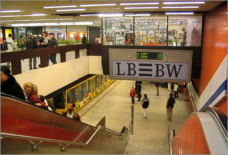 Hauptbahnhof (Arnulf-Klett-Platz) U5, U6, U7, U9, U12, U14, U15, (U11, 23) - 

1976 ging die viergleisige Stadtbahnstation vor dem Stuttgarter Hauptbahnhof in Betrieb. Obwohl bei dieser Haltestelle auf die Hallenform verzichtet wurde, sind doch die Bahnsteige im Bereich der Zugangstreppen räumlich sehr eng mit der darüber
liegenden Fußgängerebene ( Klett-Passage ) verzahnt. Die Stadtbahnebene befindent sich im zweiten Tiefgeschoß, während ein Stockwerk tiefer die S-Bahn rechtwinklig kreuzt. Beide Bahnsteigebenen sind lediglich über die Aufzüge direkt verbunden. Das Umsteigen über die Treppen erfolgt deshalb über die Fußgängerpassage. 

08.02.2005 (M)
