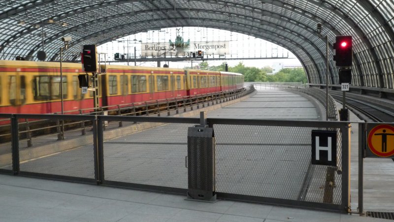 Hauptbahnhof Berlin. Die S-Bahnsteige sind verkrzt, daher gibt es einen breiten Betonzwischenraum. Man sieht noch eine einfahrende BR 481.