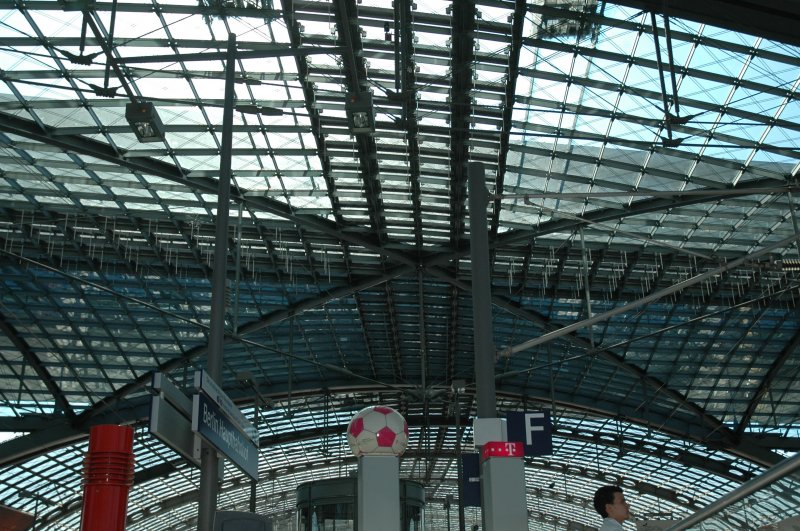 Hauptbahnhof Berlin, Mittelpunkt des Daches von der 5. Ebene aus fotografiert ; 11.06.2006