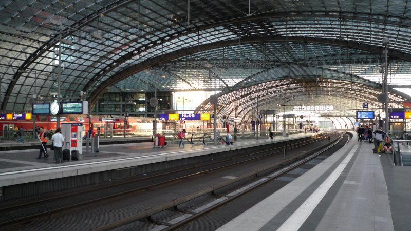 Hauptbahnhof Berlin - wirklich imposantes Bauwerk. OK, vielen mag es nicht gefallen, ich stehe ja auf moderne Architektur. Was ich total verblffend finde: Oben gibt es neben den zwei S-Bahn Gleisen nur in jede Richtung zwei Gleise fr die Regional- und Fernzge. Die Weichenanlage ist sehr bersichtlich: Je eine Weiche vorne und hinten, das war's.