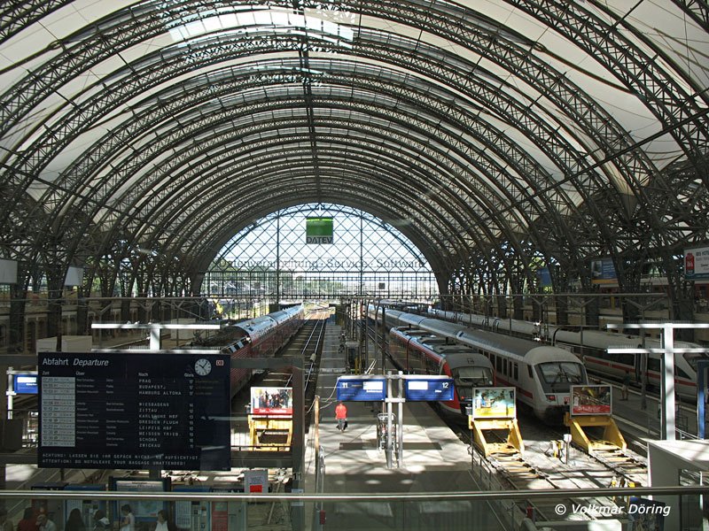 Hauptbahnhof Dresden, Blick auf die Kopfbahnsteige der Mittelhalle - 19.08.2006

