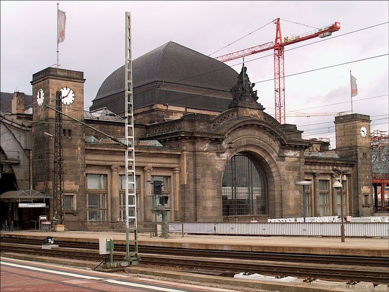Hauptbahnhof Dresden vor der Rekonstruktion, Blick vom Bahnsteig Gleis 3 / Gleis 4 auf die Seite des Haupteinganges; 02.04.2003 (Ansicht nach der Rekonstruktion siehe Bild ID 267705)