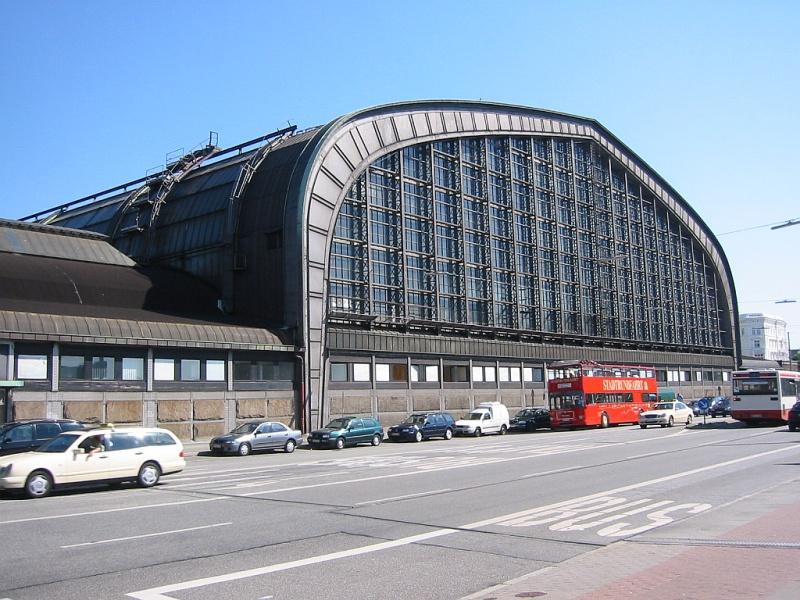 Hauptbahnhof Hamburg am 12.07.2005. Im Bild das sdliche Ende der groen Halle. Die Bahngleise liegen unterhalb der Strae.