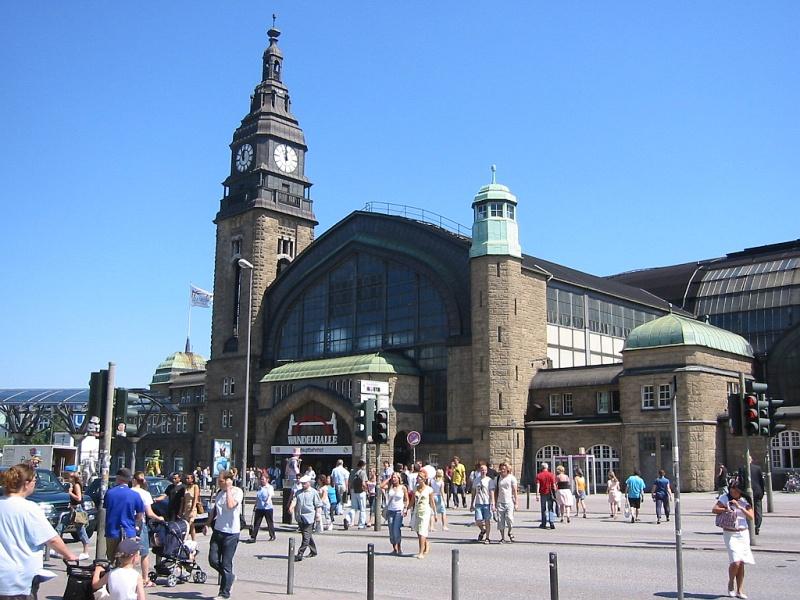 Hauptbahnhof Hamburg am 12.07.2005. Im Bild der Eingang zur nrdlich gelegenen Wandelhalle.