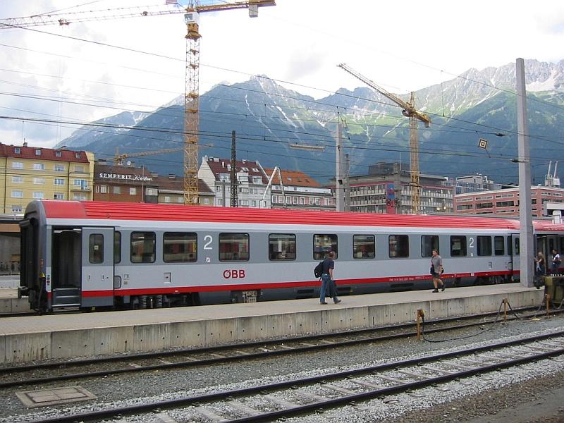 Hauptbahnhof Innsbruck am 16.07.2004. Zu sehen ein Personenwaggon im neuen BB-Design.