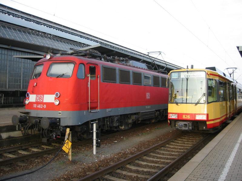 Hauptbahnhof Karlsruhe am 31.10.2004, sdlich der Halle. 110 462 sowie ein Zweisystem-Stadtbahnwagen des Karlsruher Verkehrsverbundes eintrchtig nebeneinander.