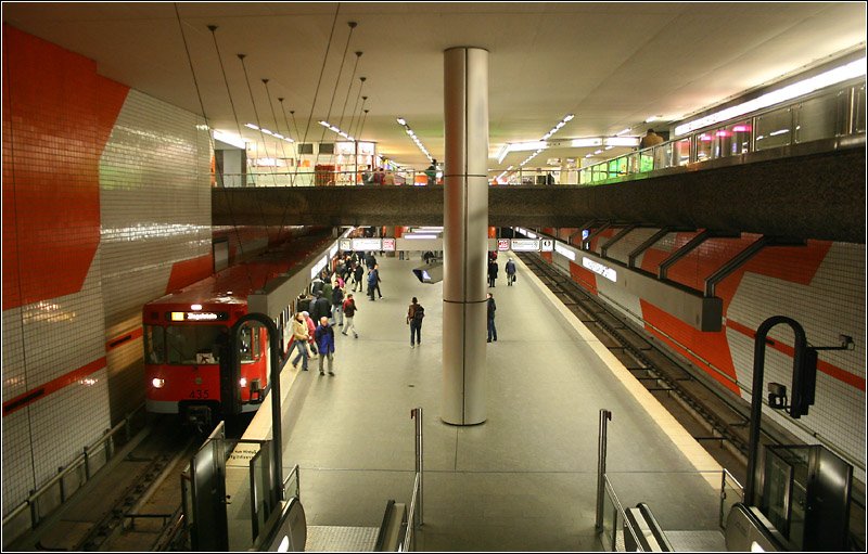 Hauptbahnhof, Linie U2 (1988) - 

Diese Station wurde zusammen mit dem Bahnhof Opernplatz in Betrieb genommen. Der westliche Bahnsteigteil wurde schon mit dem Bau der U1-Station, die eine Ebene tiefer liegt mitgebaut. Der neu gebaute östliche Teil wurde zur Fußgängerebene unter dem Bahnhofsvorplatz großzügig geöffnet. Typische Ausgestaltungselement der Nürnberger U-Bahn finden sich auch hier: Fliesen für die Wände, glatter Sichtbeton und rauher Betonputz, Metallverkleidungen der Stützen, abgehängte Lichtbänder mit hinterleuchteten Hinweisen. 

04.03.2006 (M)