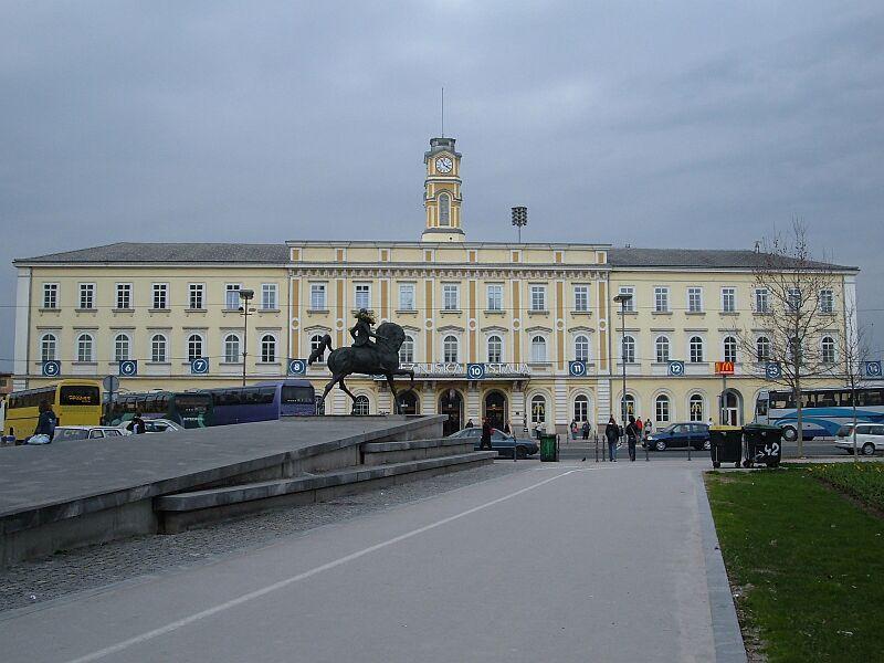 Hauptbahnhof Ljubljana von der Straenseite am 10.04.2006 .