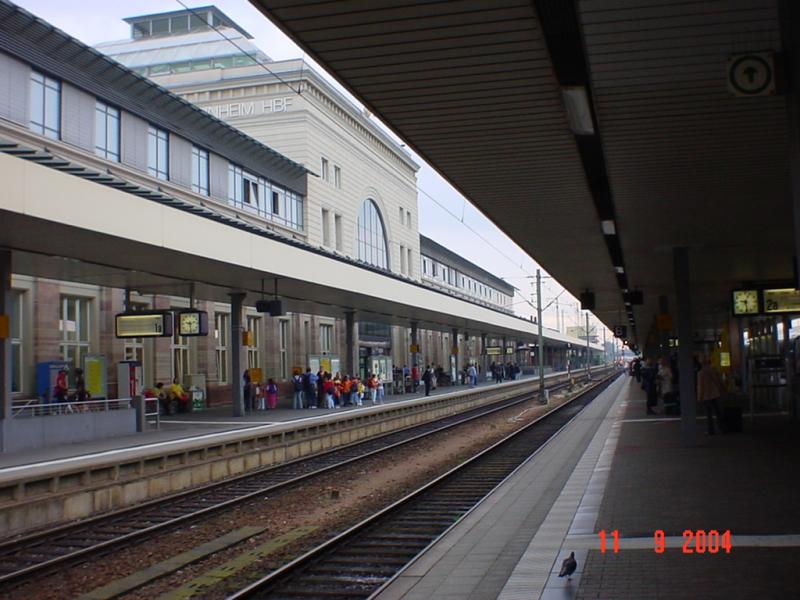 Hauptbahnhof Mannheim.
Warten auf den  Zug .