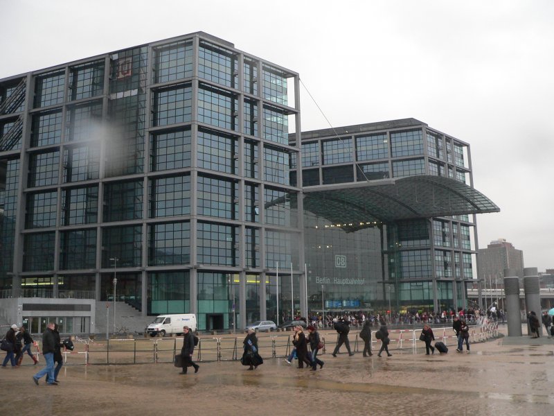 Hauptbahnhof mit Fassadenschaden (und unbemerktem Regentropfen auf meiner Linse, sorry) - dieses Foto zeigt, um welche Elemente es sich handelte. 21.1.2007