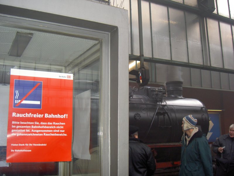 Hauptbahnhof Stuttgart am 7. Dezember 2008 - Ironie pur :)