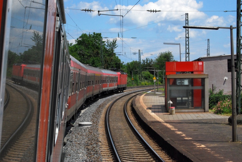 Hauptbahnromantik. Hier geht es noch. Blick aus der RB 15524 in Erbach/Rheingau. (12. Juni 2009)