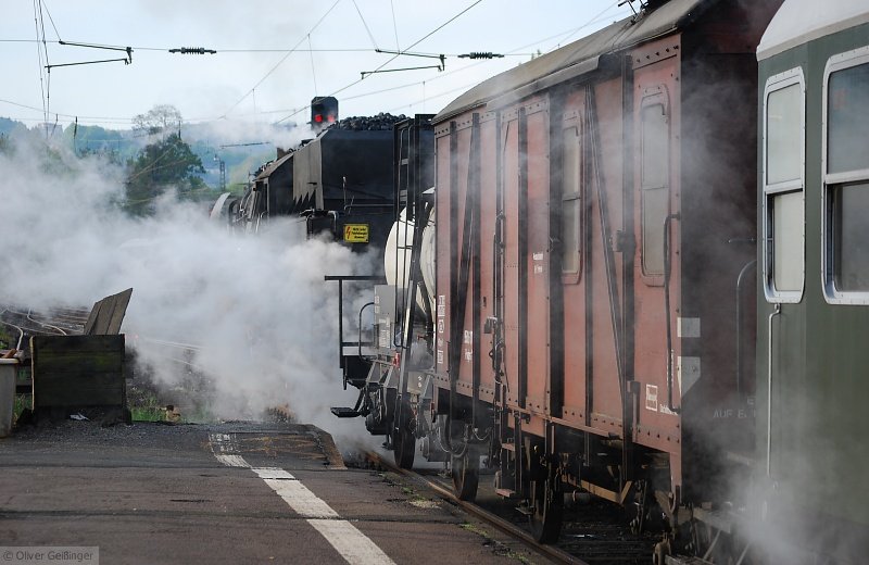 Hauptbahnromantik (I, Prolog). Schon lange einmal hatte ich mir vorgenommen die untere Lahntalbahn ein wenig eingehender als im Durchflug mit dem 612er anzusehen. Der Dampfzug der Eisenbahnfreunde Schwalm-Eder bot den Anlass dort sogar einen richtigen Zug abzulichten. Hier meine erste Begegnung mit 52 8106 in Marburg. Leider entzog sie sich bei der Hinreise immer wieder geschickt meinem Blick, da ich ja vorausreisen musste. In Marburg war ich am nchsten dran, da half ihr nur die Tintenfischtaktik. (25. April 2009, 07:33)