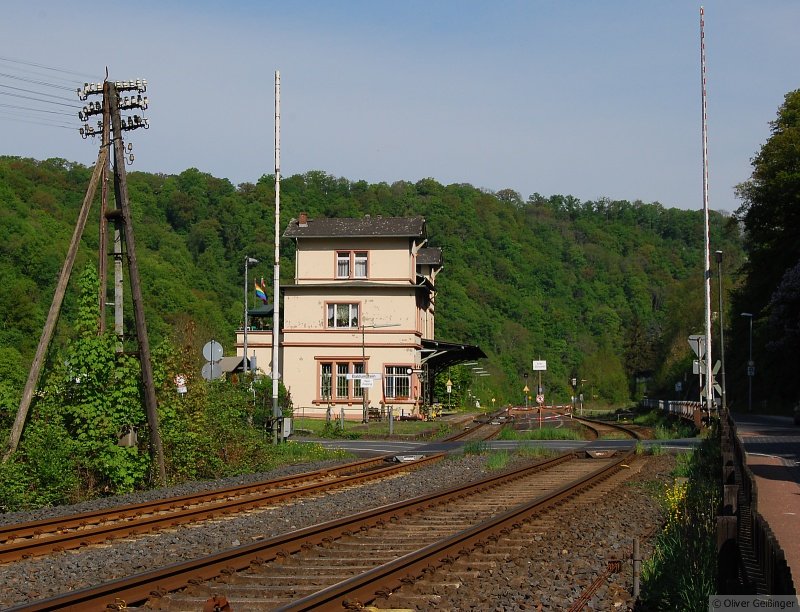 Hauptbahnromantik (IX, untere Lahntalbahn). In die andere Richtung gesehen, stehen die Schranken weit in den Himmel über dem Bahnhof Balduinstein. (25. April 2009)