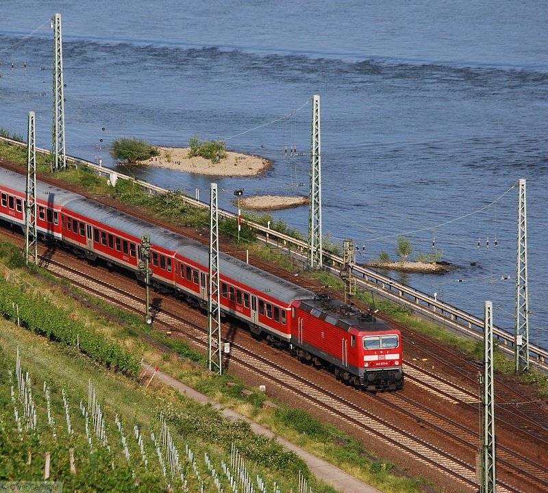 Hauptbahnromantik (Mittelrheintal). An der  Costa Rhenania  entlang fhrt RE 15435 nach Frankfurt mit 143 971-0 in den Bahnhof Rdesheim ein. (12. Juni 2009) 