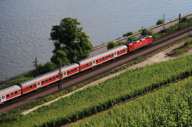 Hauptbahnromantik (Mittelrheintal). An der  Costa Rhenania  entlang fhrt RE 15435 nach Frankfurt mit 143 971-0 in den Bahnhof Rdesheim ein. (12. Juni 2009)
