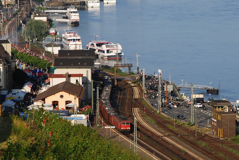 Hauptbahnromantik (Mittelrheintal). Das groe Harleytreffen in Rdesheim. Der Bahnbergang bleibt mehr als eine Stunde geschlossen und die Motorradrocker bleiben cool. 155 089-8 fhrt mit glnzendem Schrott durch den Bahnhof Rdesheim, fast so glnzend wie die Harleys. (12. Juni 2009)