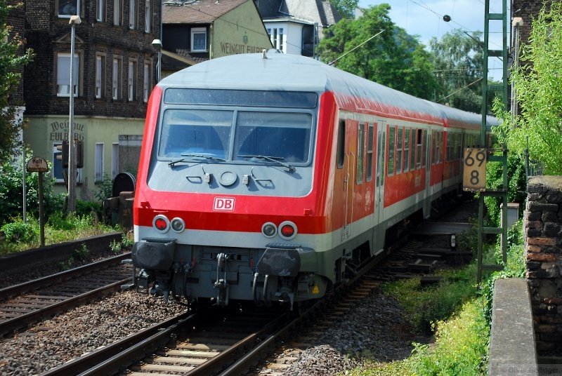 Hauptbahnromantik (Mittelrheintal). Der Nachschuss auf den Steuerwagen des RB 15530 verdeutlicht die gedrngte Situation im Rheintal. (Assmannshausen, 12. Juni 2009)