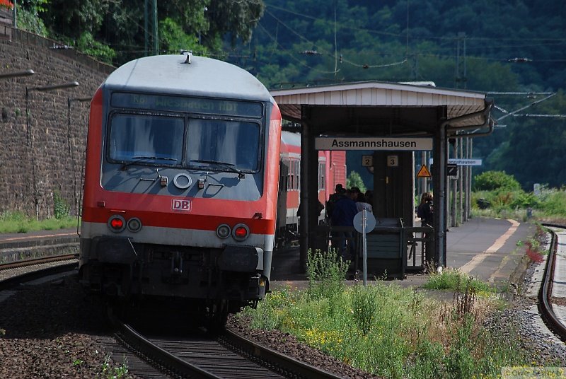 Hauptbahnromantik (Mittelrheintal). Ein paar Meter noch bis zum Halt. Der Steuerwagen des RB 15533 lugt noch ein wenig ber das Bahnsteigende in Assmannshausen raus. (12. Juni 2009) 