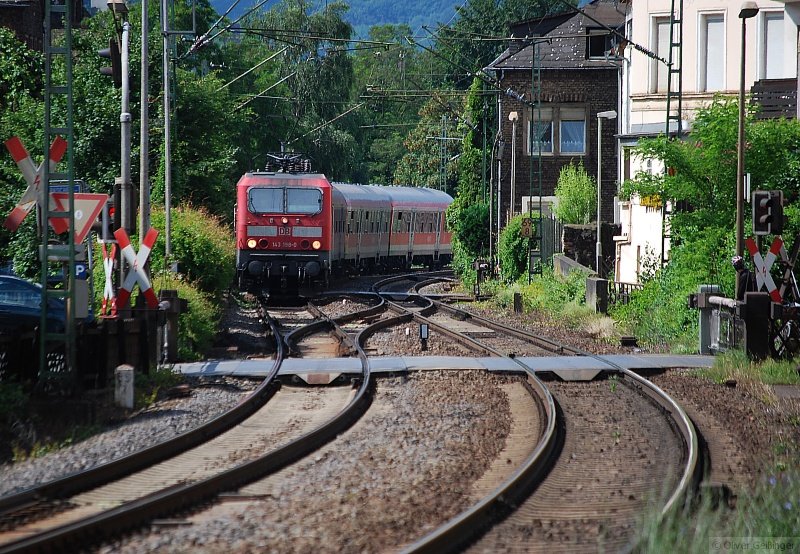 Hauptbahnromantik (Mittelrheintal). RB 15533 mit 143 198-0 kommt um die vorletzte Ecke zum Bahnhof  Assmannshausen. (12. Juni 2009) 