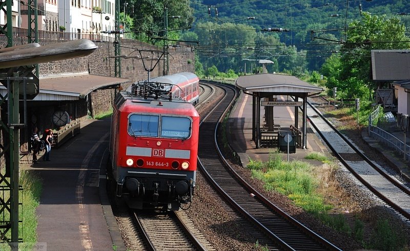 Hauptbahnromantik (Mittelrheintal). RB 15534 mit 143 644-3 fhrt nach Assmannshausen ein. (12. Juni 2009)