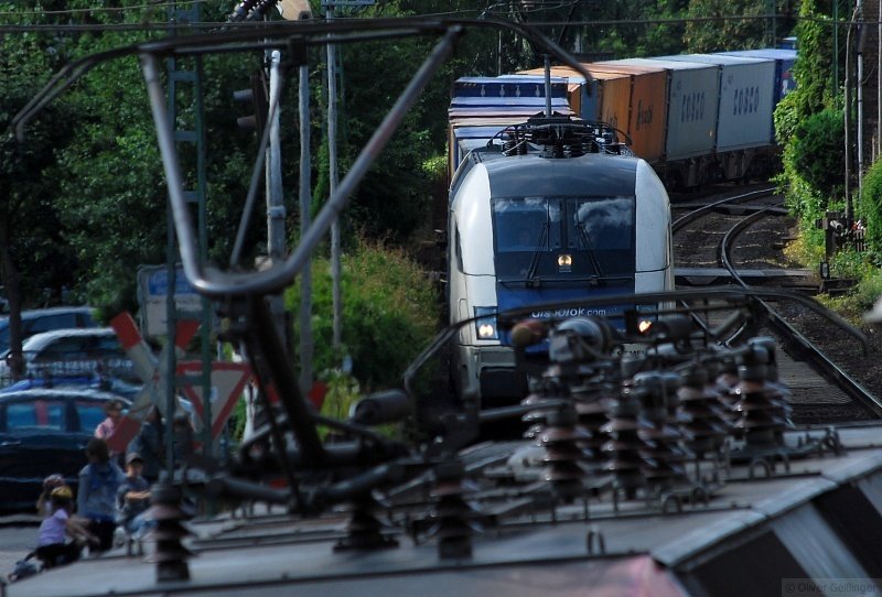 Hauptbahnromantik (Mittelrheintal). RB 15534 mit 143 644-3 begegnet einem Taurus ES 64 U2-020. (12. Juni 2009) Die etwas andere Sicht der Zugbegegnung. Beide Bilder haben ihren Reiz, welches die interessantere Variante ist, berlasse ich den Kommentatoren.