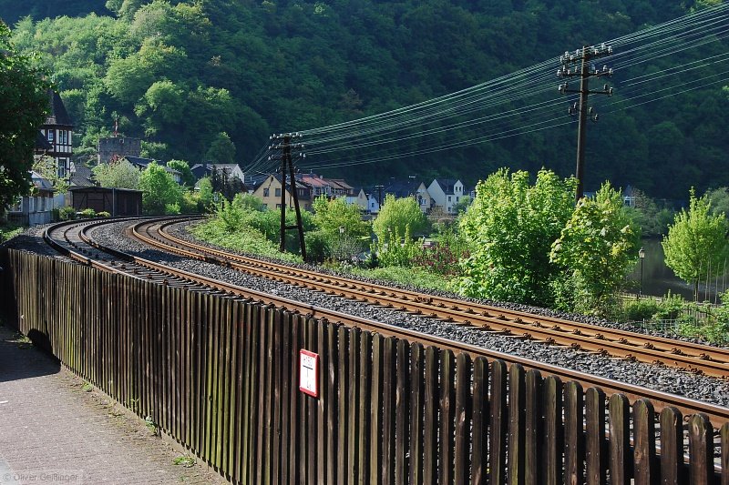 Hauptbahnromantik (VII, untere Lahntalbahn). Telegrafenmasten zieren die Kurve entlang des Ortsrandes von Balduinstein. (25. April 2009)
