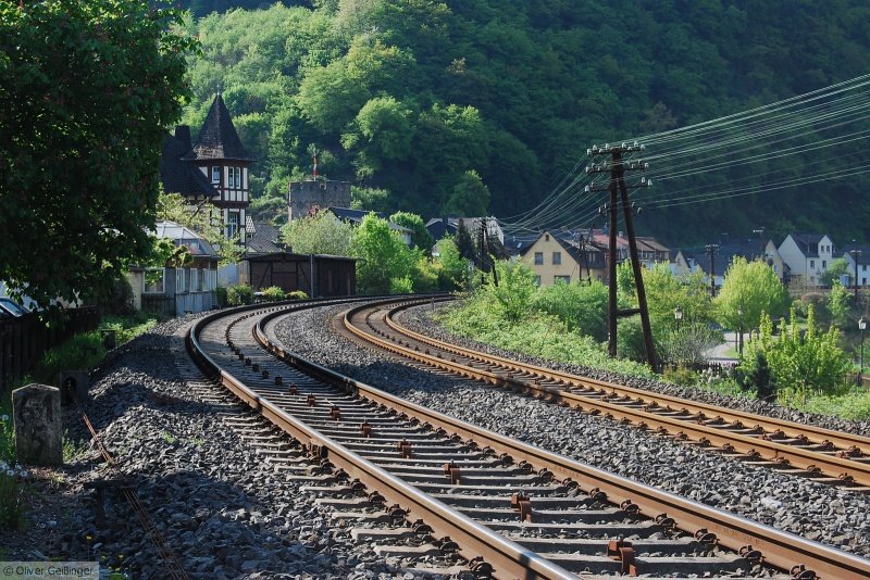 Hauptbahnromantik (VIII, untere Lahntalbahn). Wer genauer hinschaut entdeckt die Seilzüge für das Einfahrtsignal in der Kurve entlang des Ortsrandes von Balduinstein. (25. April 2009)