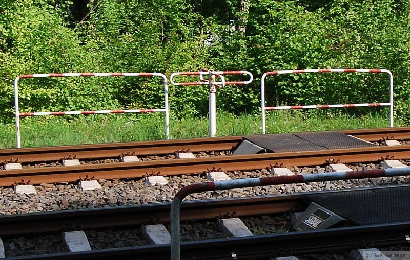 Hauptbahnromantik (XIX, untere Lahntalbahn). Hiermit erklärt sich der Riesenradau eines jeden Zuges am Ende der Kurve von Balduinstein. Es scheint ein Wegerecht zu geben, das allerdings von niemand erkennbar genutzt wird. Dieser Weg ist sicher seit mehr als zwei Jahren zugewachsen, macht aber die akustische Bahnromantik perfekt. (25. April 2009)
