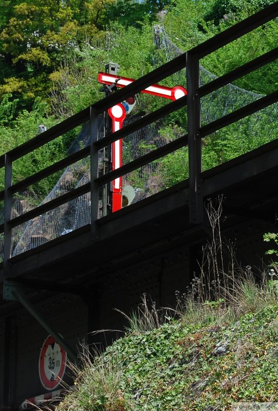 Hauptbahnromantik (XXXI, untere Lahntalbahn). Fast ein Stillleben mit Formsignal. Einfahrtsignal Weilburg vor dem Tunnel. (25. April 2009)
