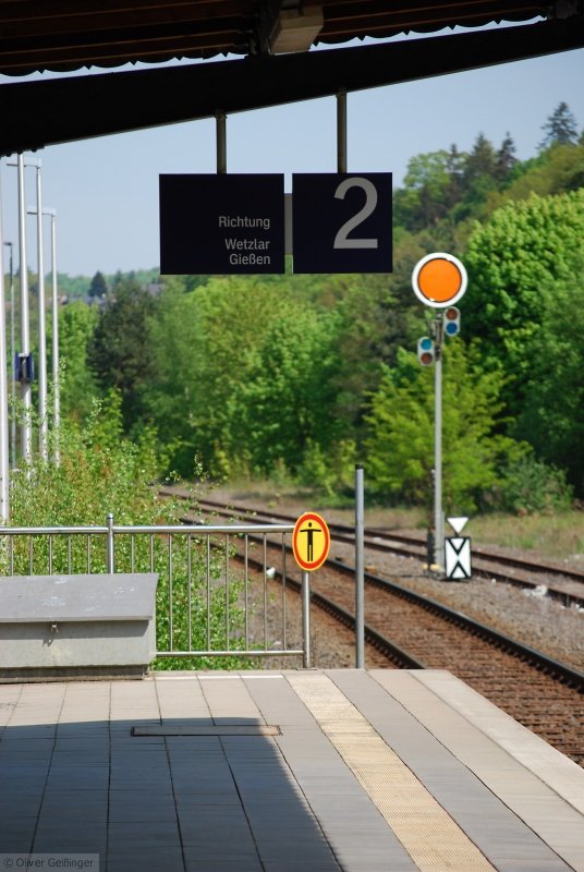 Hauptbahnromantik (XXXIV, untere Lahntalbahn). Moderne Zeiten am Bahnsteig von Weilburg. Alles modern? Form des Bahnsteigdachs und das Vorsignal sind Zeugen einer anderen Zeit. (25. April 2009)