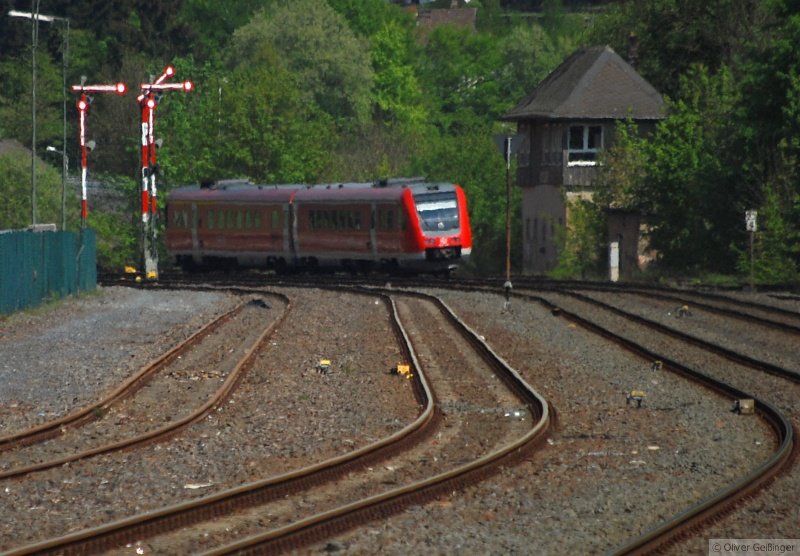 Hauptbahnromantik (XXXV, untere Lahntalbahn). Bahnhof Weilburg, Ausfahrt Richtung Gießen, hier sind fein säuberlich die Signale auf einem Fleck und rechts das Stellwerk, in dem auch schon mehr gearbeitet wurde. Der Wald rechts des Stellwerks steht auf nicht mehr genutzten Gleisen. Dazwischen 612 146. (25. April 2009, 12:16)