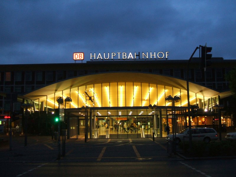 Haupteingang beleuchtet , Bochum Hbf. morgens 5.00 Uhr 