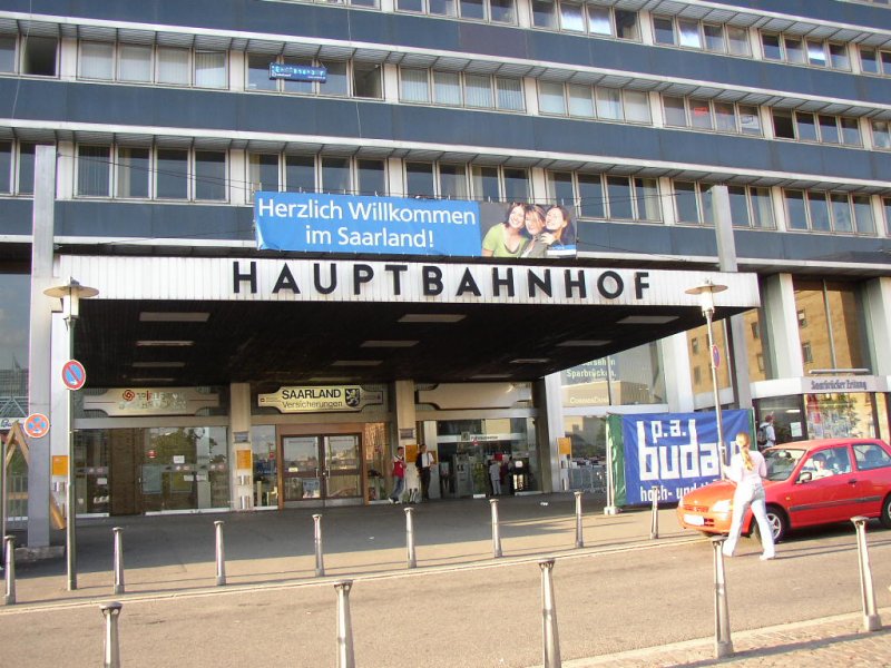 Haupteingang des Saarbrckener Hauptbahnhofs.    27.08.2006