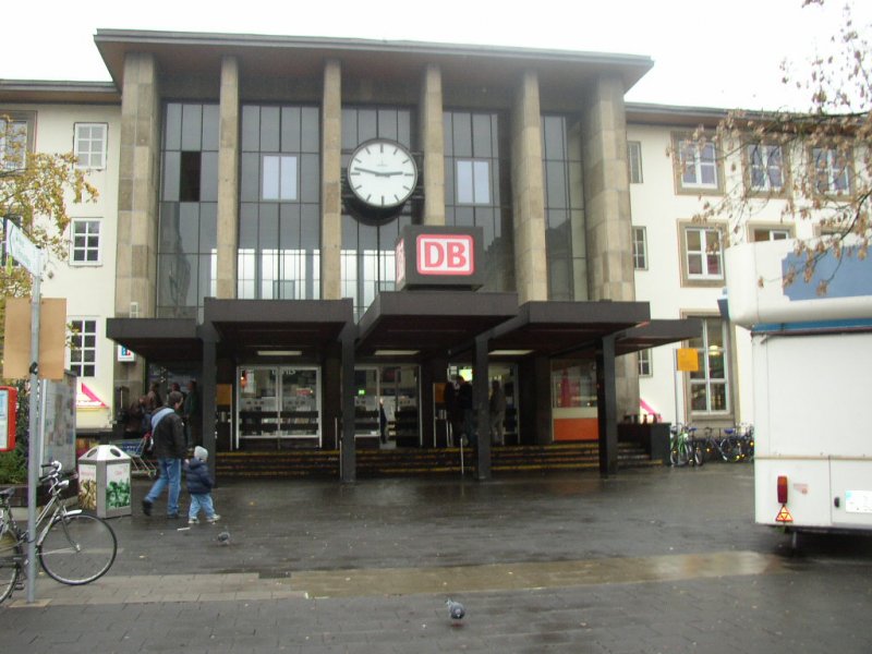 Haupteingang vom Trierer Hauptbahnhof.                            11.11.06