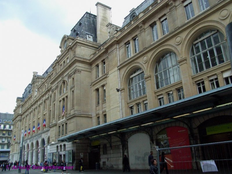 Hauptfront des Gare Saint Lazare, der einer der sechs groen Kopfbahnhfe von Paris ist. Die Geschichte des Gare Saint Lazare beginnt 1837. Der heutige (dritte) Bahnhof hier wurde zwischen 1842 und 1853 erbaut. 1889 gab eine – durch die Weltausstellung notwendig gewordene – bedeutende Vergrerung, dem Gare Saint Lazare sein heutiges Aussehen.
26.06.2007
