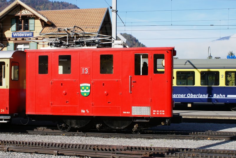 He 2/2 13 steht am 18.10.08 in Wilderswil.