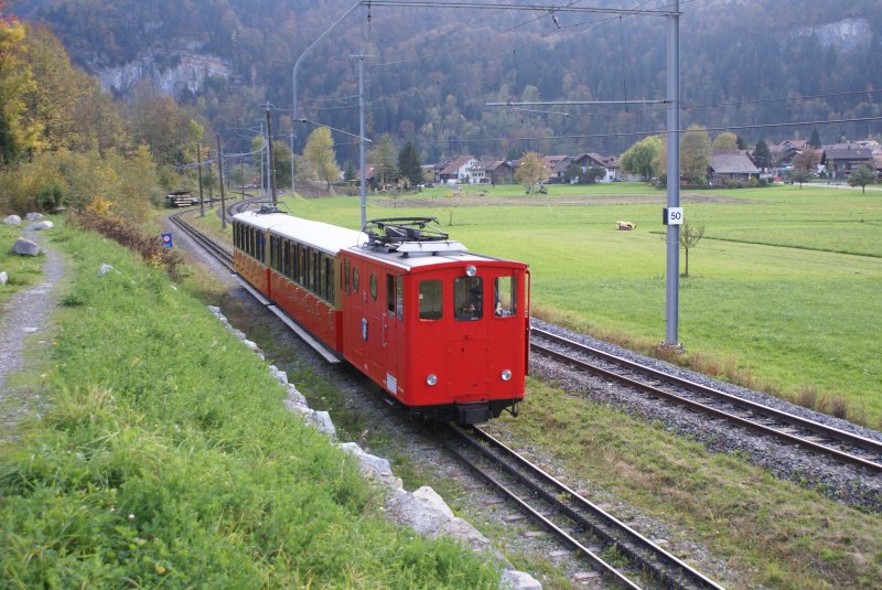 He 2/2 16 nhert sich am 18.10.08 Wilderswil.