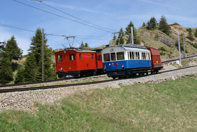 He 2/2 18 und BDhe 2/4 7 fahren am 21.5.09 von Rigi Kulm Richtung Rigi Staffel.