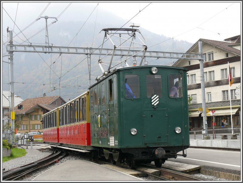 He 2/2 61  Enzian  schiebt ihre zwei vollbeladenen Wagen aus dem Bahnhof Wilderswil Richtung Schynige Platte. (12.10.2007)