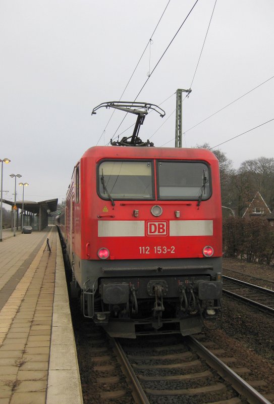 Heckansicht auf die 112 153-2 die gleich die RB 21374 nach Ahrensburg bringen wird. Hamburg-Wandsbek 21.02.09.