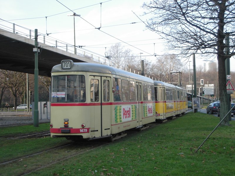 Heckansicht eines DUEWAG-Einrichtungs-GT8 der Rheinbahn mit Groraumbeiwagen am Jan-Wellem-Platz in Dsseldorf - 2. Januar 2004.