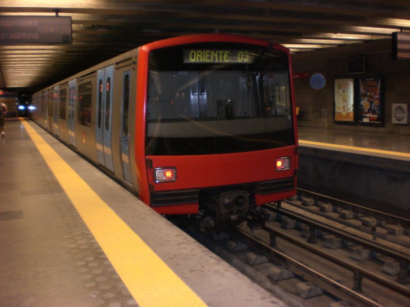Heckansicht der Metro 03 von Alameda nach Oriente, in Alameda. August 2008