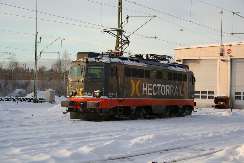 Hectorrail 142 001-7  Martins  wartet vor dem Bahnbetriebswerk in nge am 27.12.2008 auf neue Arbeit. 
