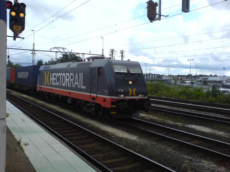 Hectorrail 241.007  Bond  fhrt am 10.7.2009 mit einem Containerzug in Nssj C ein