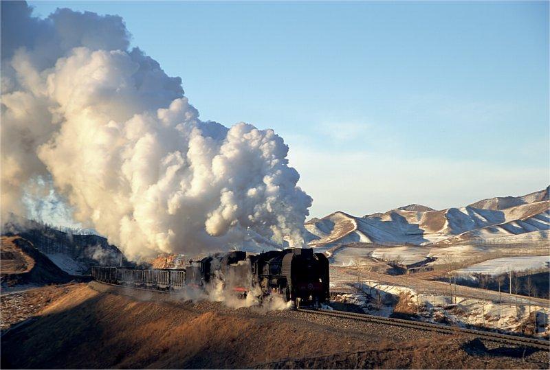 Heftiger Wind von der falschen Seite machte es fast unmoeglich, an einer der spektakulaersten Stellen des Jingpengpasses zu photographieren: fast am Scheitelpunkt angelangt, fahren viele Zuege unter Vollast hier nur noch mit Schrittgeschwindigkeit! November 2002 