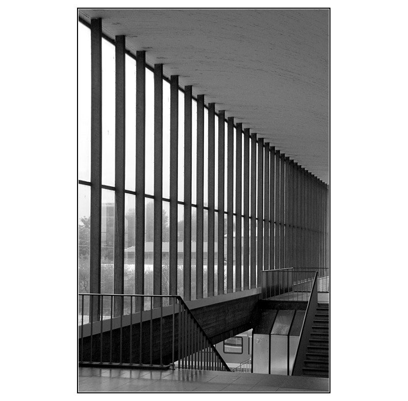 Heidelberg Hauptbahnhof - 

Detailansicht der südlichen Glaswand der Bahnsteigbrücke. Wunderbare Architektur der 1950er Jahre. 

23.04.2009 (M)