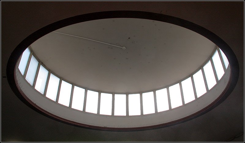 Heidelberg Hauptbahnhof - 

Oberlicht an dem Gelenkbauteil zwischen Bahnhofshalle und Bahnsteigbrücke. 

23.04.2009 (M)