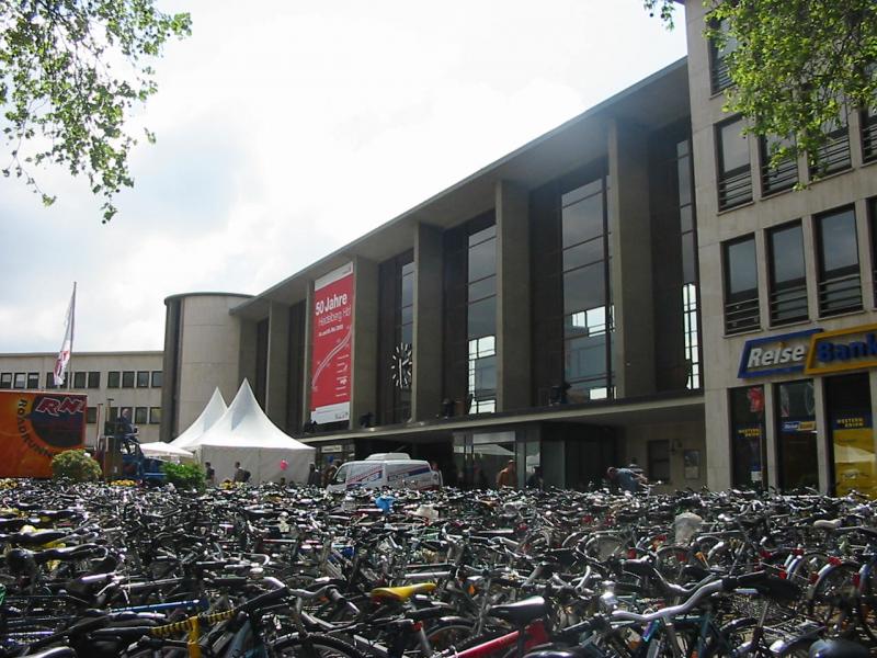 Heidelberg Hbf am Tag des 50 j�hrigen Bestehens des Bahnhofs, links zusehen war auch der RNF mit einer Band vorhand, und es waren viel Fahrradfahrer dort wie man unten sehen kann.