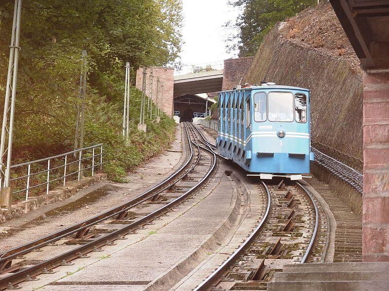 Heidelberger Bergbahn (unterer Abschnitt) Wagen 1 kurz vor Erreichen der Mittelstation. Bild vom 14.09.2003